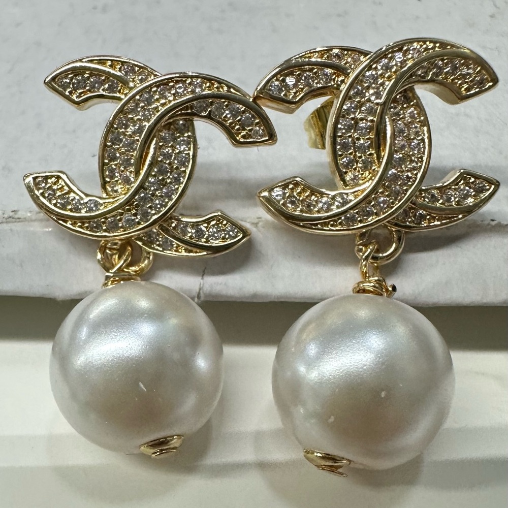 Gold Chanel earrings with Pearls
